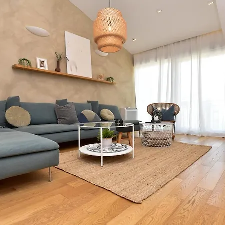 Sunny Bay - Free Parking Apartment
