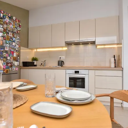 Sunny Bay - Free Parking Apartment *