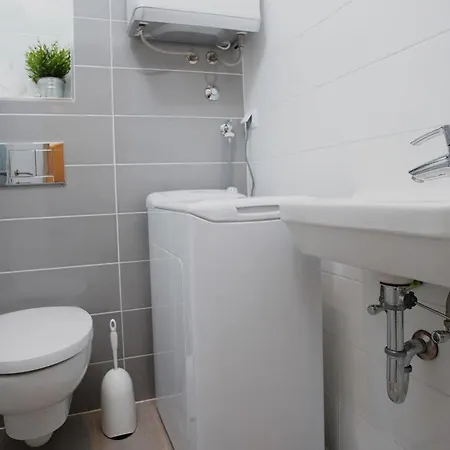 Sunny Bay - Free Parking Apartment *